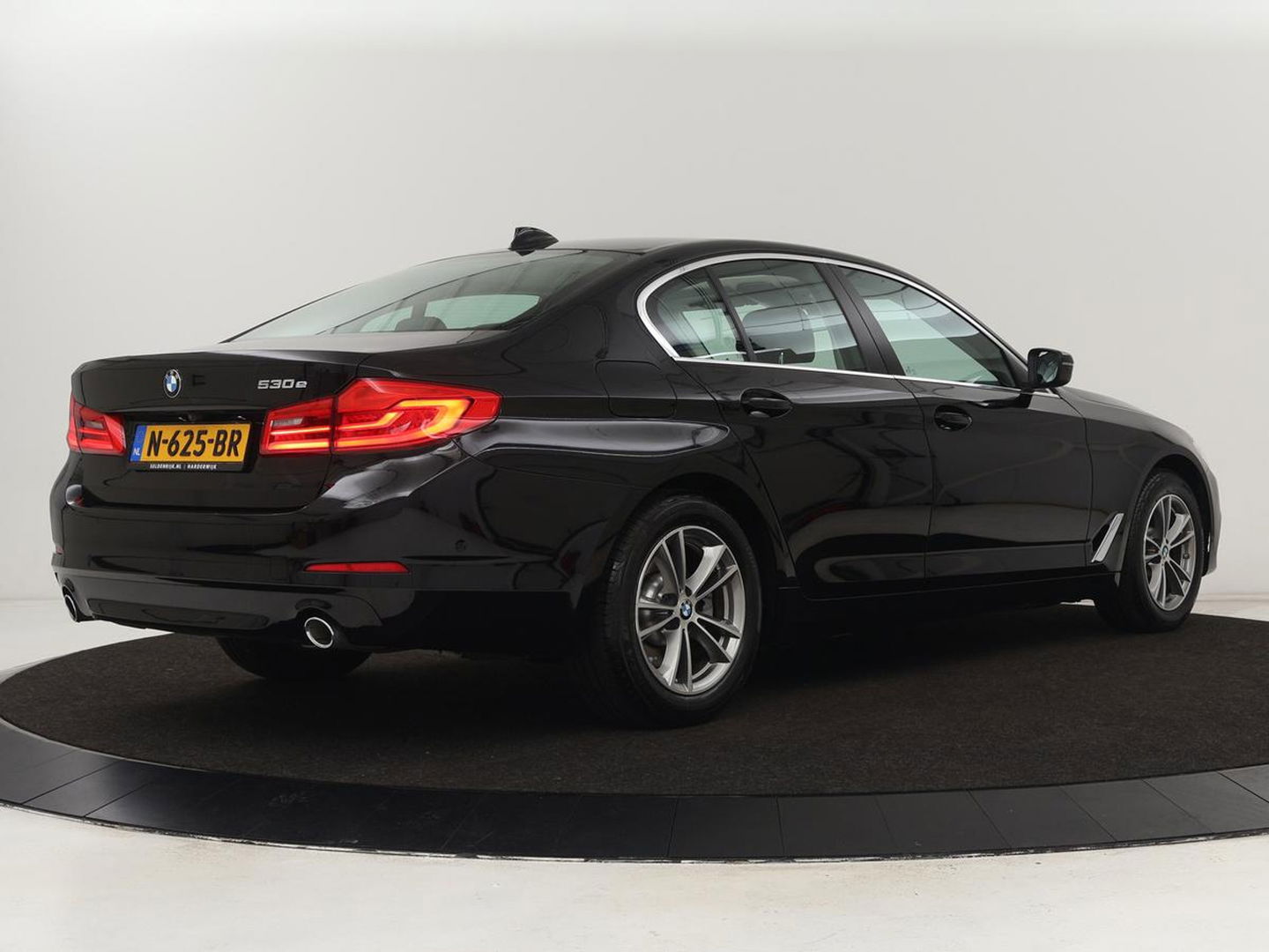 BMW 5 Serie 530e iPerformance High Executive | Panoramadak | Automaat | Carplay | Navigatie | Leder | Stoelverwarming | Stoelventilatie | Sfeerverlichting | LED | PHEV | LMV 17 inch | Camera | Adaptive cruise |
