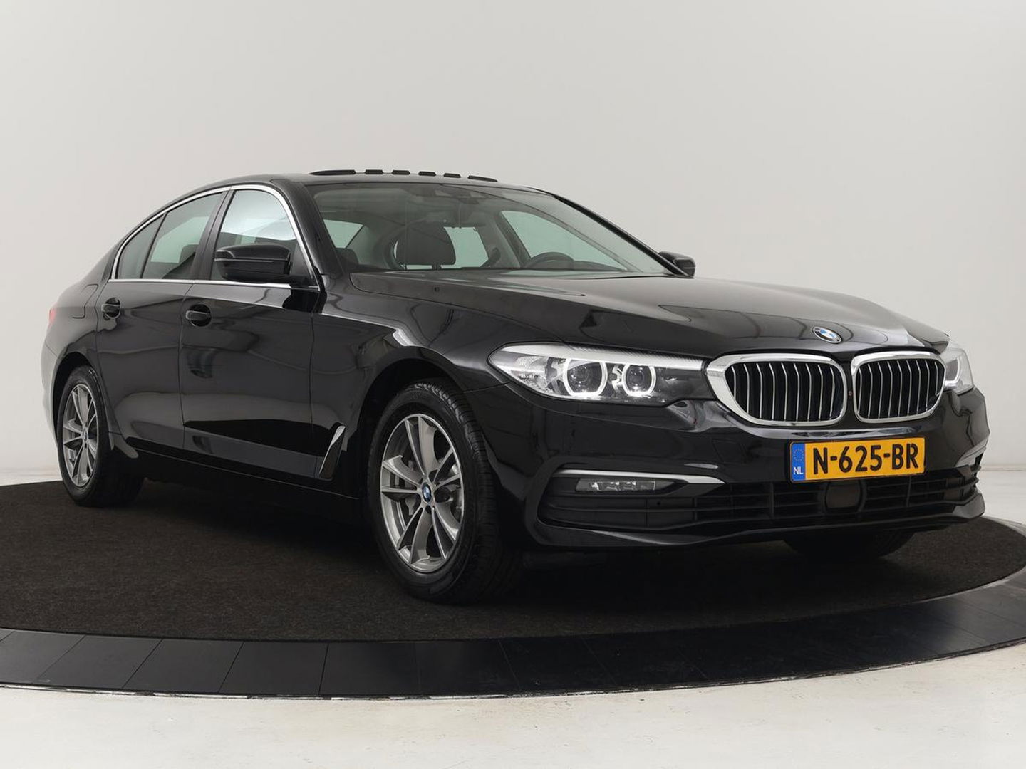 BMW 5 Serie 530e iPerformance High Executive | Panoramadak | Automaat | Carplay | Navigatie | Leder | Stoelverwarming | Stoelventilatie | Sfeerverlichting | LED | PHEV | LMV 17 inch | Camera | Adaptive cruise |