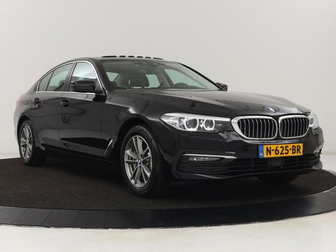 BMW 5 Serie 530e iPerformance High Executive | Panoramadak | Automaat | Carplay | Navigatie | Leder | Stoelverwarming | Stoelventilatie | Sfeerverlichting | LED | PHEV | LMV 17 inch | Camera | Adaptive cruise |