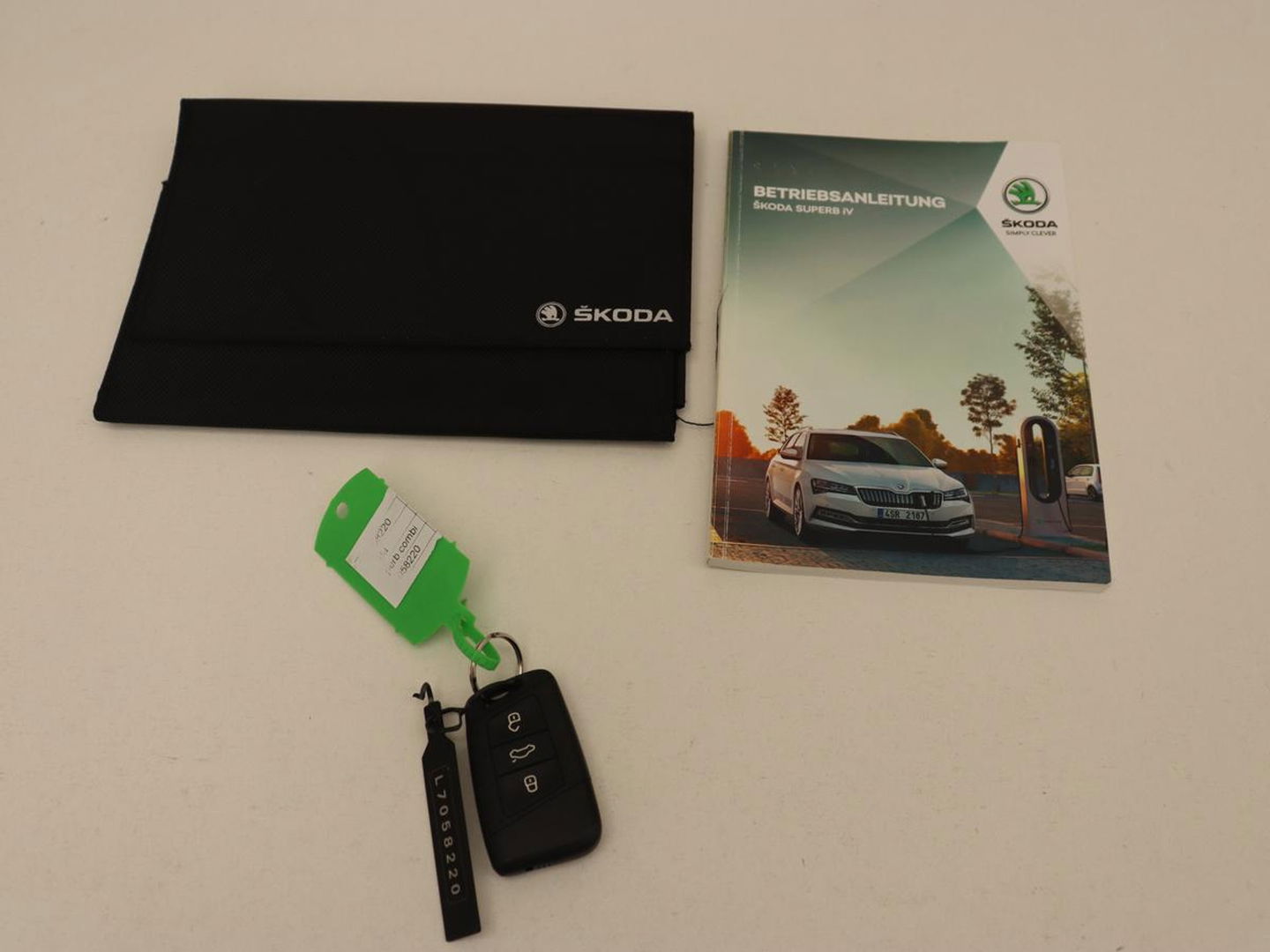 Škoda Superb Combi 1.4 TSI iV Business Edition | Automaat | Climate control | Adaptive control | LED | Stoelverwarming | Camera | Navigatie | Carplay | PHEV