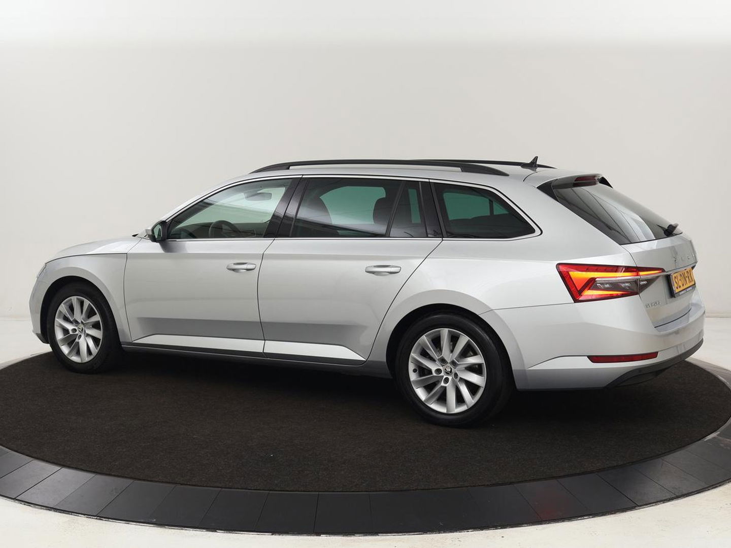 Škoda Superb Combi 1.4 TSI iV Business Edition | Automaat | Climate control | Adaptive control | LED | Stoelverwarming | Camera | Navigatie | Carplay | PHEV