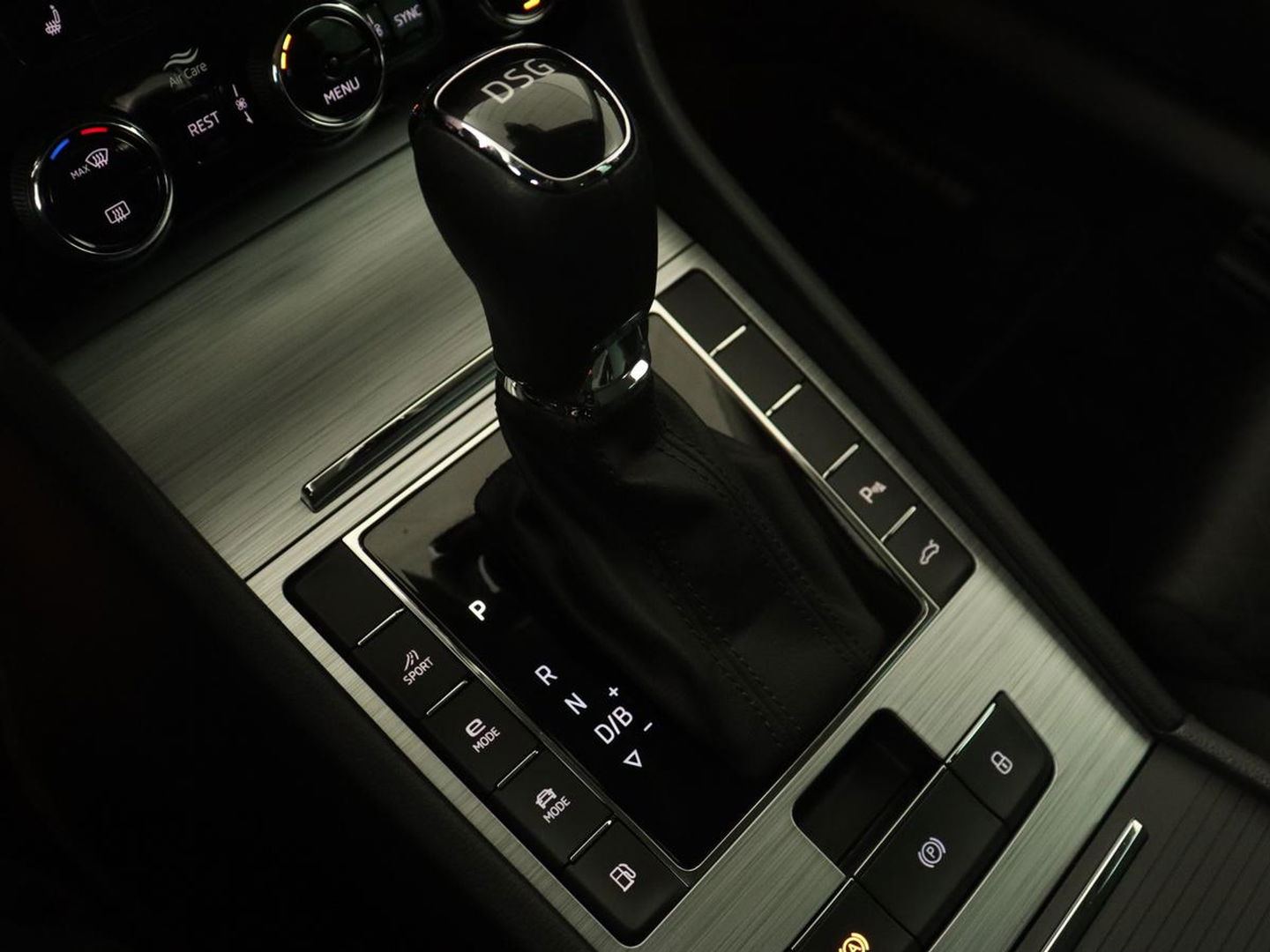 Škoda Superb Combi 1.4 TSI iV Business Edition | Automaat | Climate control | Adaptive control | LED | Stoelverwarming | Camera | Navigatie | Carplay | PHEV