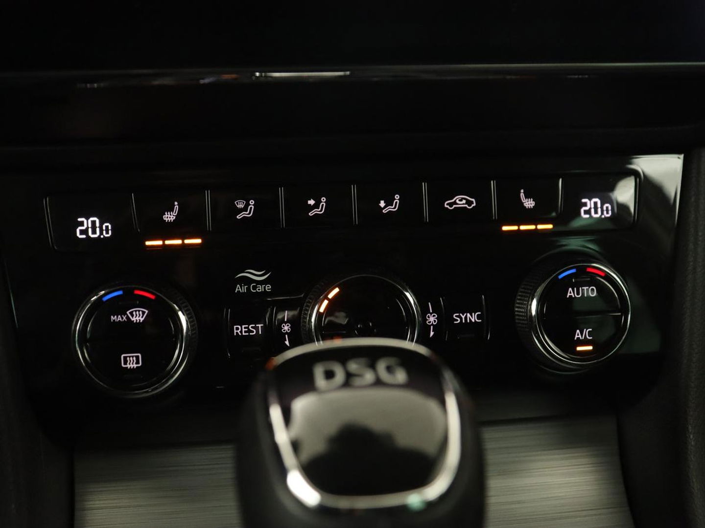 Škoda Superb Combi 1.4 TSI iV Business Edition | Automaat | Climate control | Adaptive control | LED | Stoelverwarming | Camera | Navigatie | Carplay | PHEV