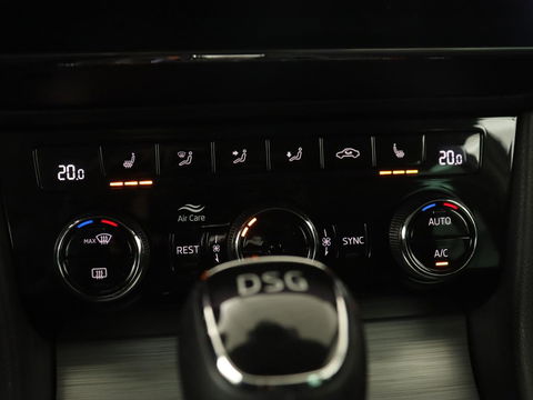 Škoda Superb Combi 1.4 TSI iV Business Edition | Automaat | Climate control | Adaptive control | LED | Stoelverwarming | Camera | Navigatie | Carplay | PHEV