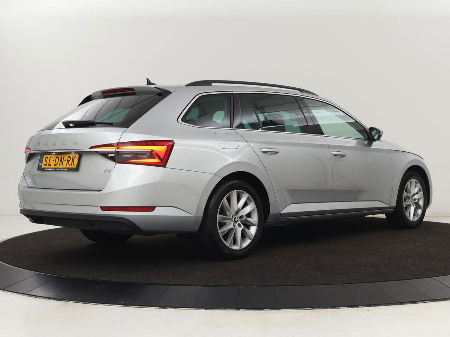 Škoda Superb Combi 1.4 TSI iV Business Edition | Automaat | Climate control | Adaptive control | LED | Stoelverwarming | Camera | Navigatie | Carplay | PHEV