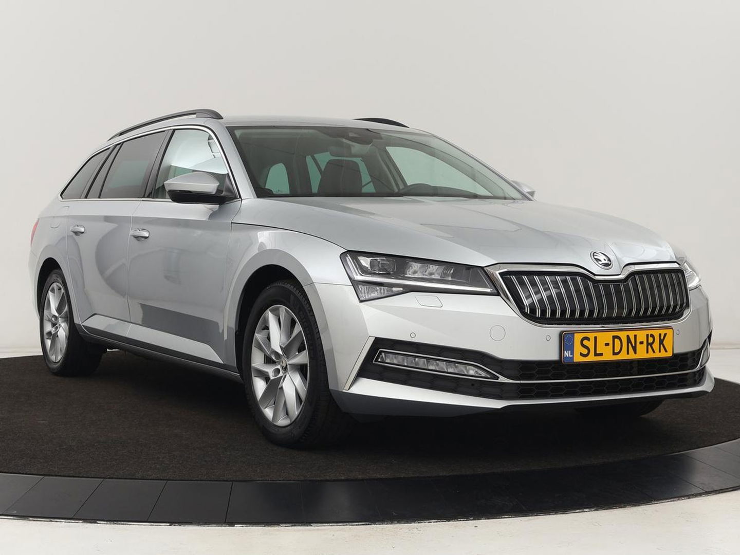 Škoda Superb Combi 1.4 TSI iV Business Edition | Automaat | Climate control | Adaptive control | LED | Stoelverwarming | Camera | Navigatie | Carplay | PHEV