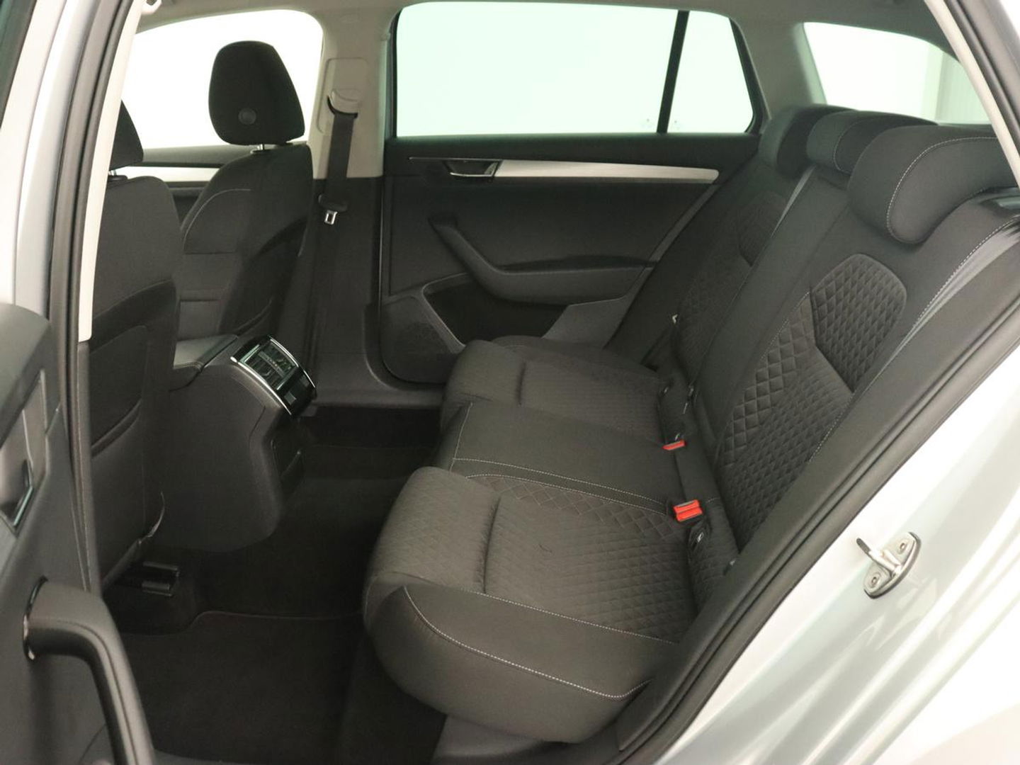 Škoda Superb Combi 1.4 TSI iV Business Edition | Automaat | Climate control | Adaptive control | LED | Stoelverwarming | Camera | Navigatie | Carplay | PHEV