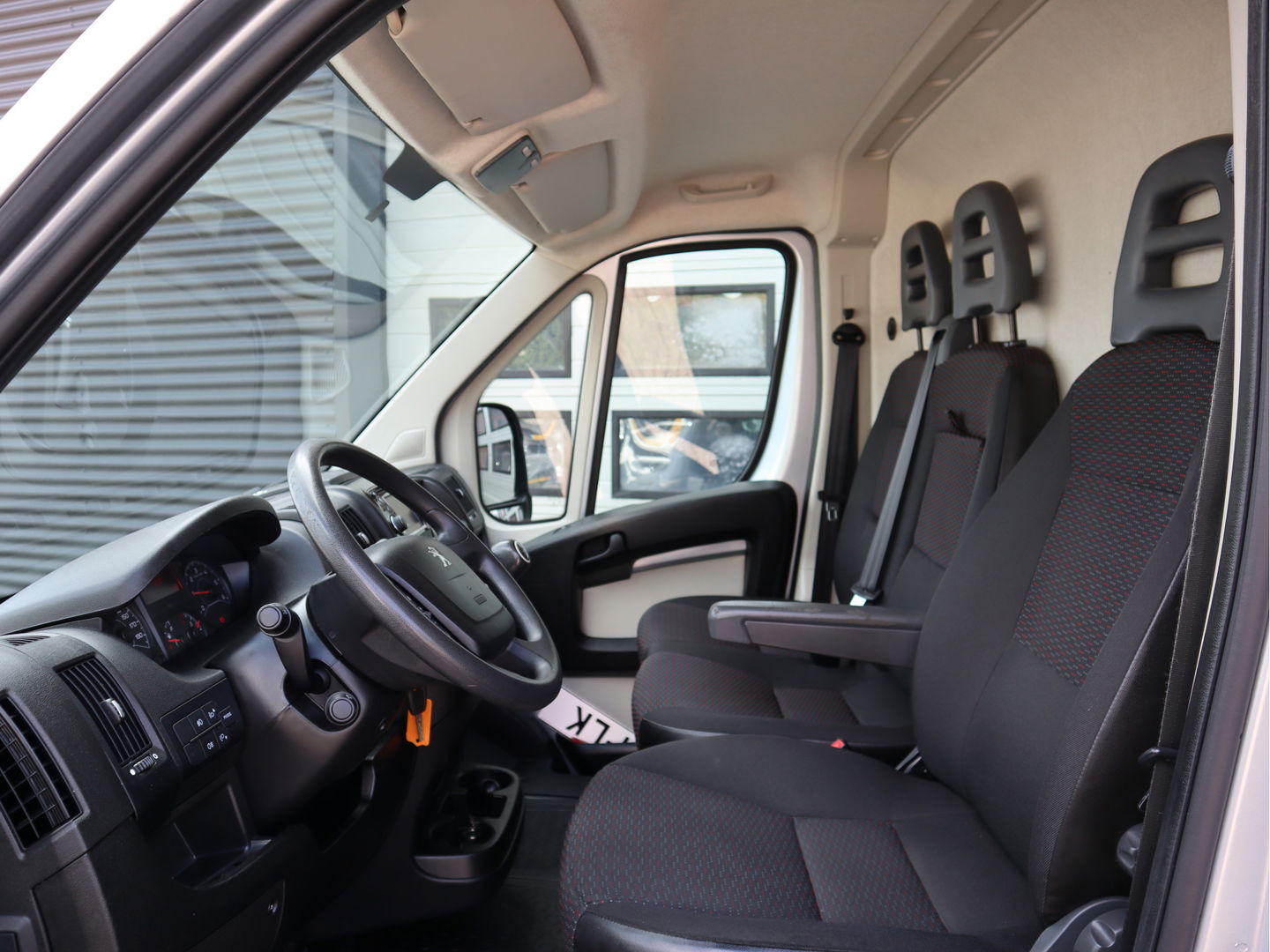Peugeot Boxer 2.0 BlueHDI 131pk Euro 6 L2H2 -Trekhaak - Navi - Cruise - Airco