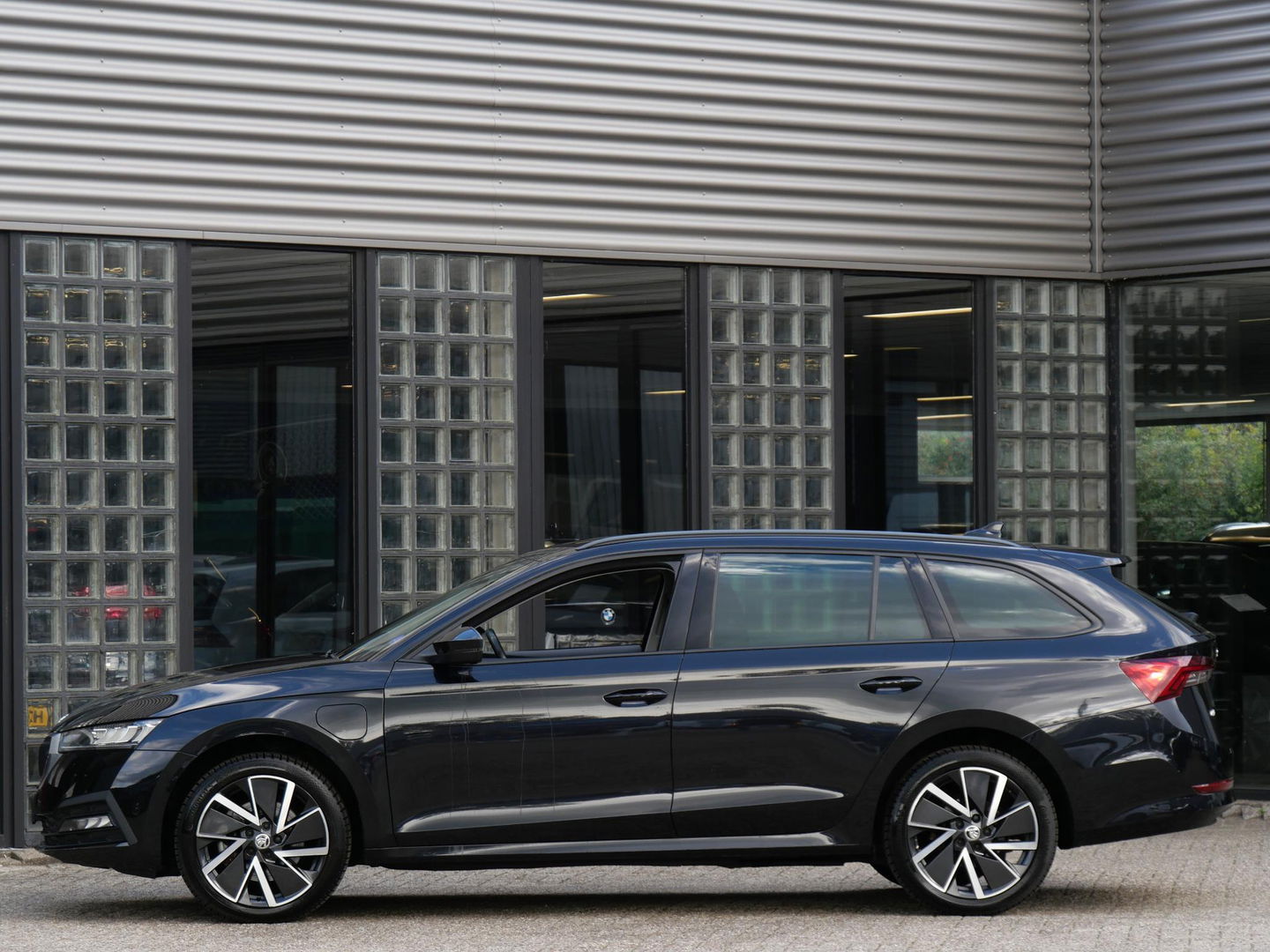 Škoda Octavia Combi 1.4TSi PHEV BUSINESS ED/ ADAPTIVE CRUISE/ SFEERVERLICHTING/ ELEKT. KLEP/ PDC V+A