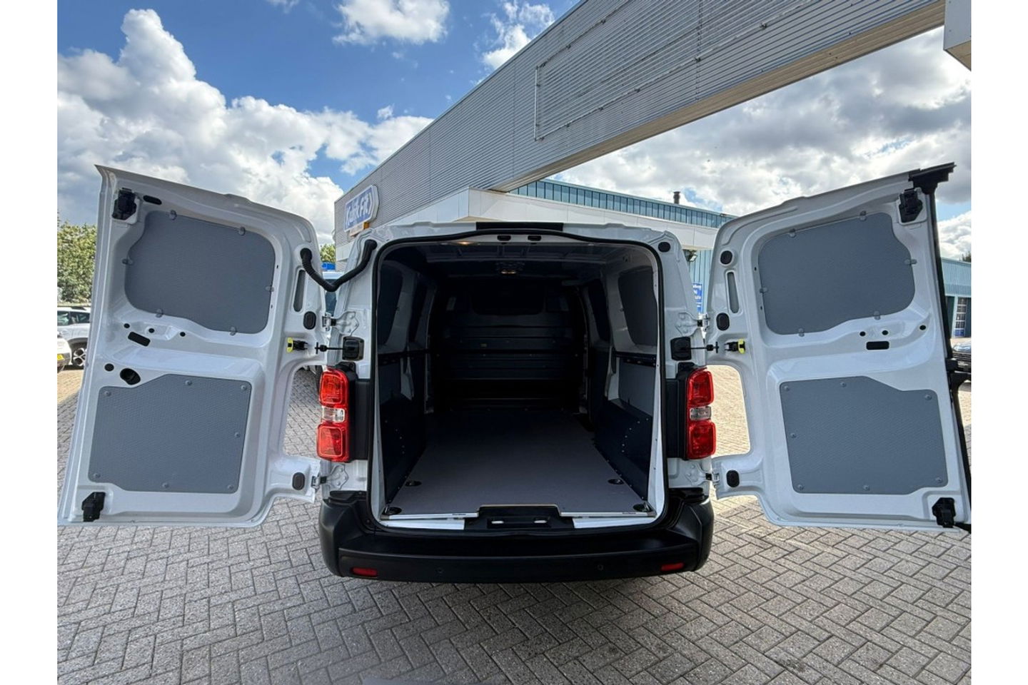 Fiat Scudo 2.0D 180PK AUTOMAAT 3ZITPL AIRCO PDC-CAMERA NAVI-CARPLAY.