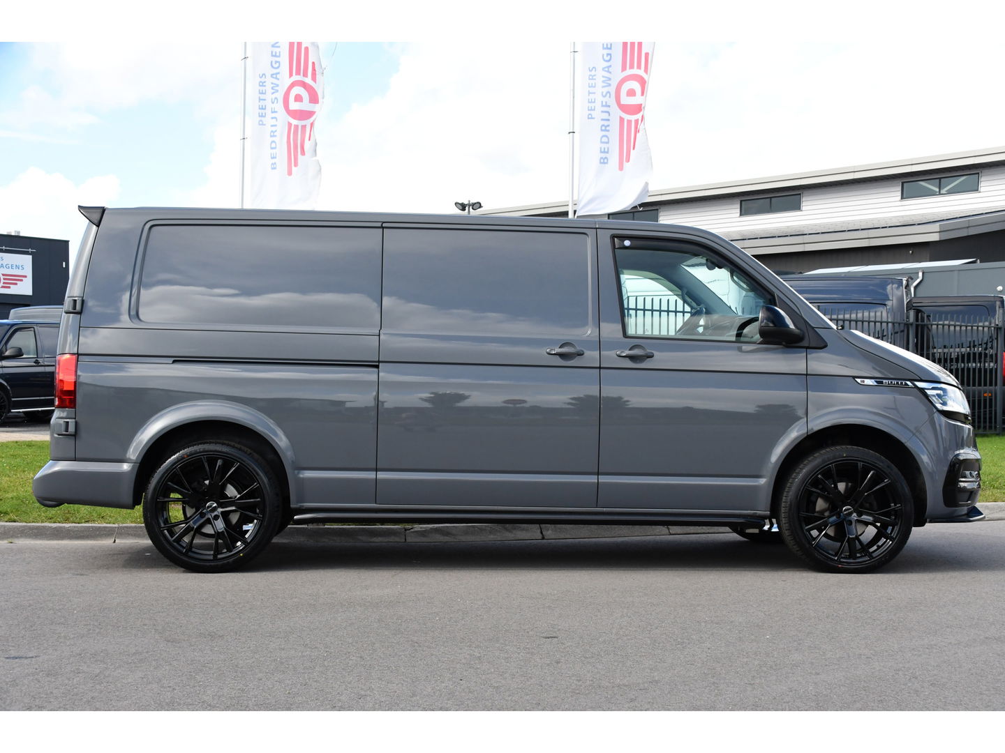 Volkswagen Transporter 2.0 TDI L2H1 Bulli Virtual, Cruise, Carplay, Automaat, Multimedia, Sensoren, 150PK, Trekhaak, LED, UNIEK!