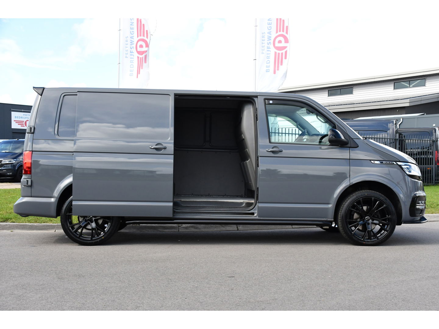 Volkswagen Transporter 2.0 TDI L2H1 Bulli Virtual, Cruise, Carplay, Automaat, Multimedia, Sensoren, 150PK, Trekhaak, LED, UNIEK!