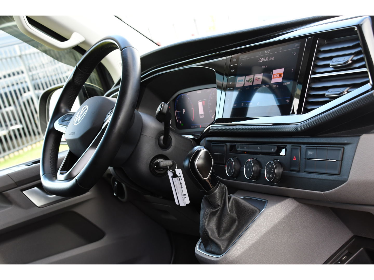 Volkswagen Transporter 2.0 TDI L2H1 Bulli Virtual, Cruise, Carplay, Automaat, Multimedia, Sensoren, 150PK, Trekhaak, LED, UNIEK!