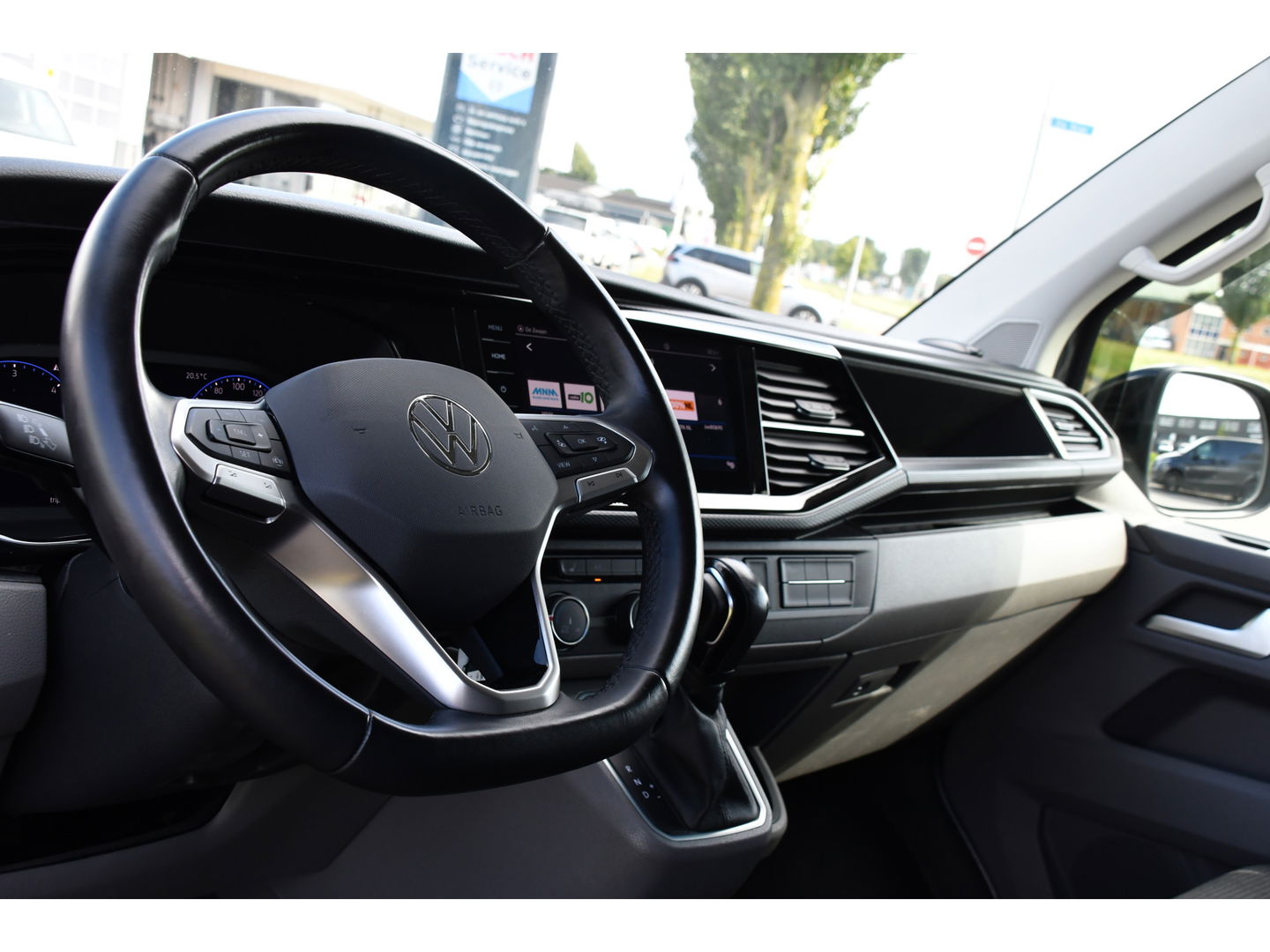 Volkswagen Transporter 2.0 TDI L2H1 Bulli Virtual, Cruise, Carplay, Automaat, Multimedia, Sensoren, 150PK, Trekhaak, LED, UNIEK!