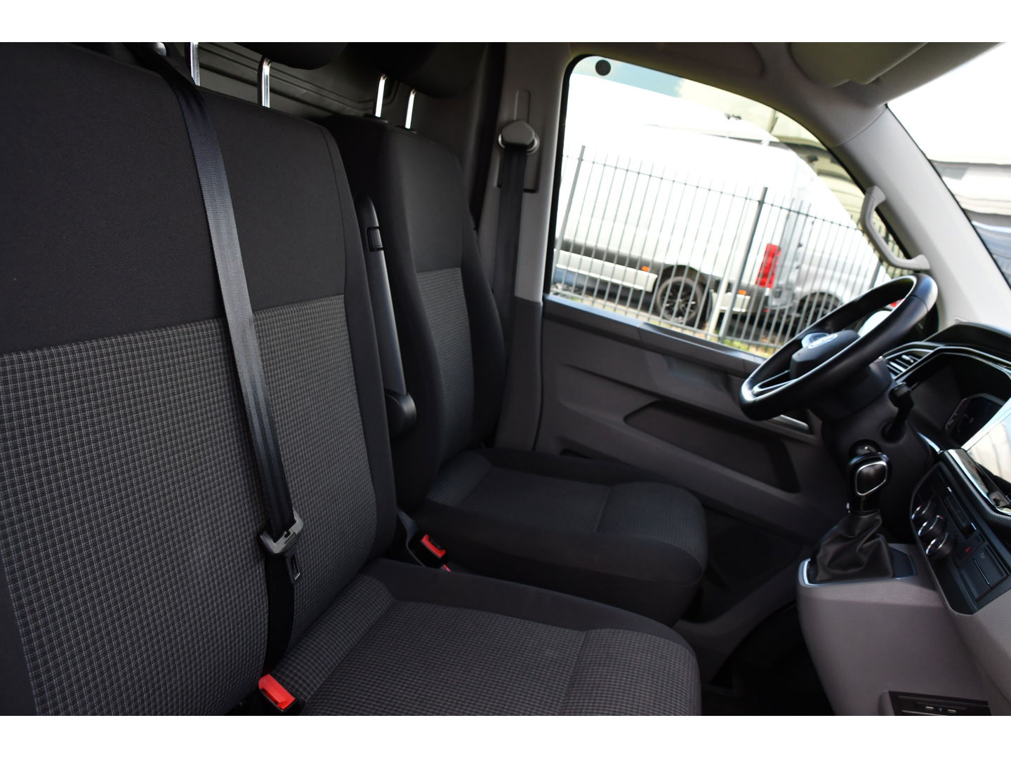 Volkswagen Transporter 2.0 TDI L2H1 Bulli Virtual, Cruise, Carplay, Automaat, Multimedia, Sensoren, 150PK, Trekhaak, LED, UNIEK!