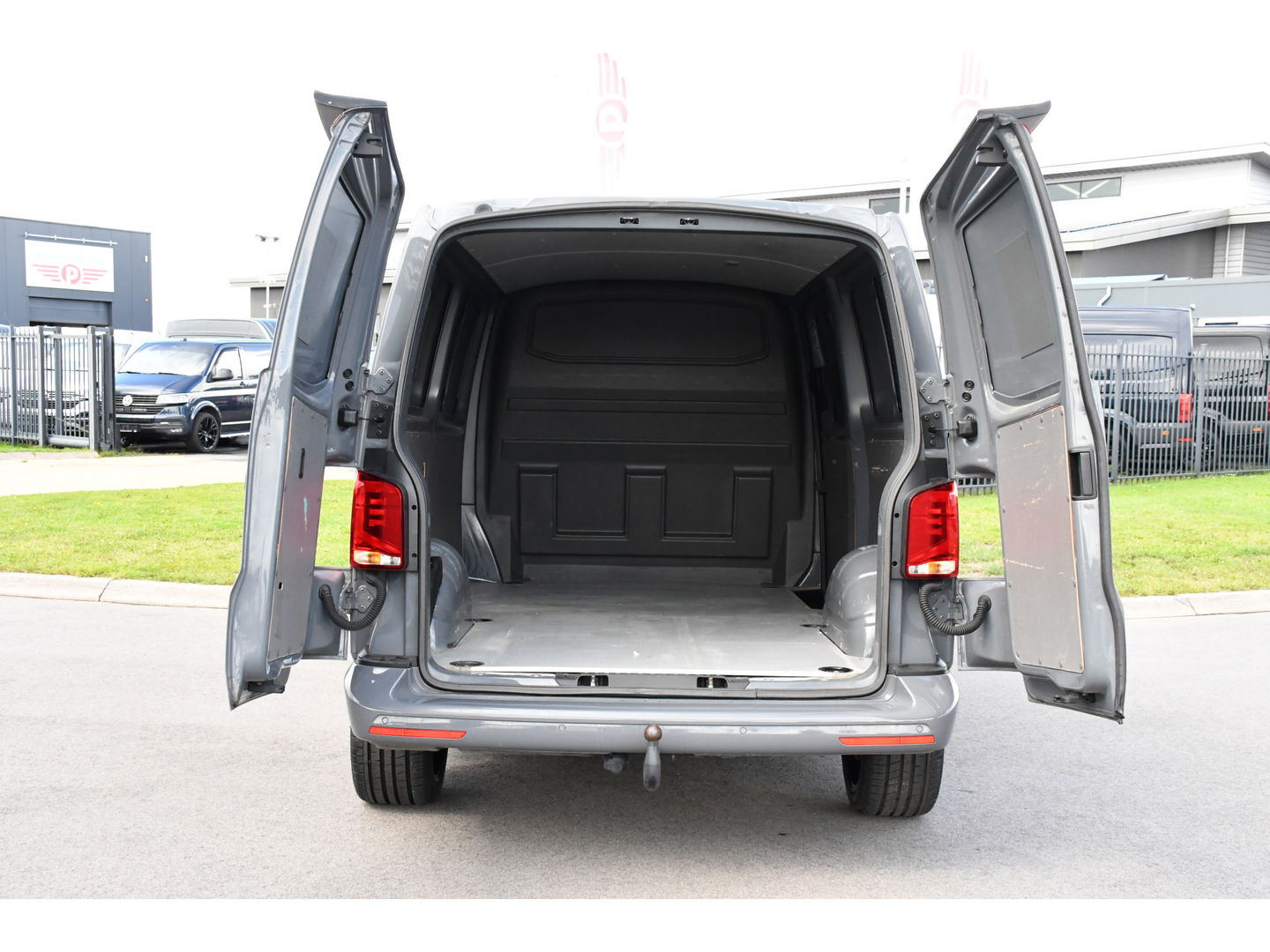 Volkswagen Transporter 2.0 TDI L2H1 Bulli Virtual, Cruise, Carplay, Automaat, Multimedia, Sensoren, 150PK, Trekhaak, LED, UNIEK!
