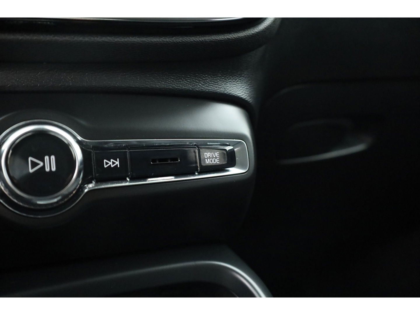 Volvo XC40 T4 Recharge R-Design Expression | Elek. Trekhaak | Pilot Assist | Camera | Stoel- Stuurverw. | Elek. Stoelen