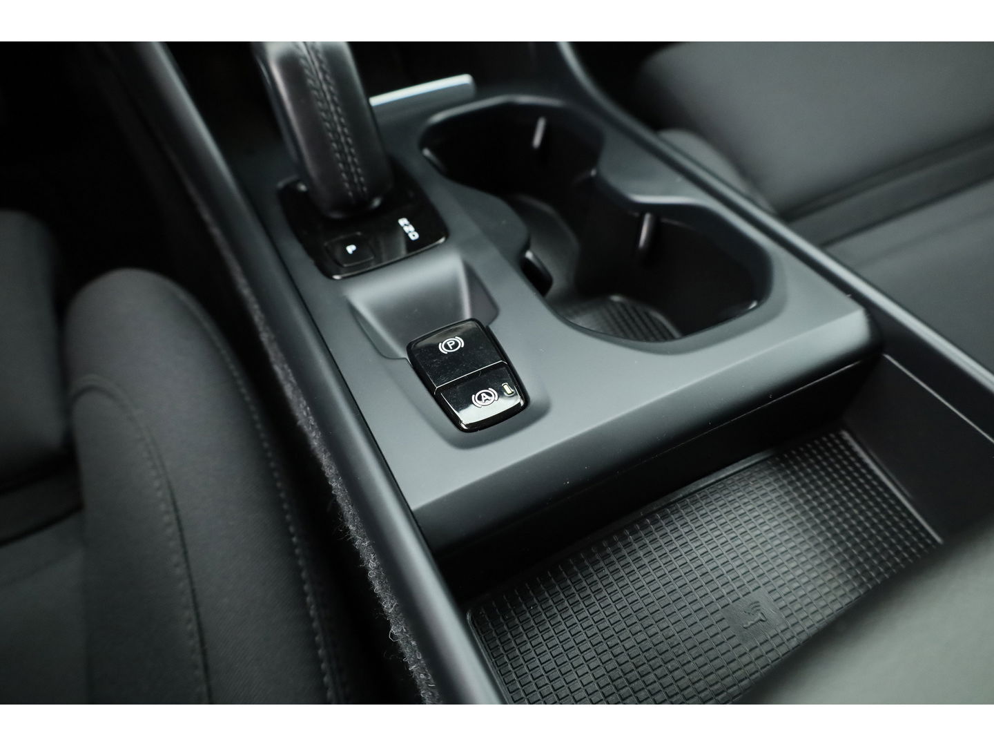 Volvo XC40 T4 Recharge R-Design Expression | Elek. Trekhaak | Pilot Assist | Camera | Stoel- Stuurverw. | Elek. Stoelen