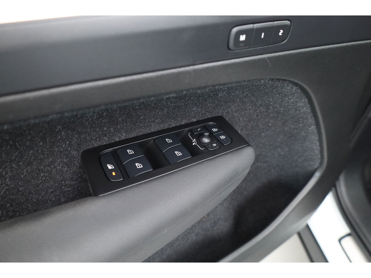 Volvo XC40 T4 Recharge R-Design Expression | Elek. Trekhaak | Pilot Assist | Camera | Stoel- Stuurverw. | Elek. Stoelen