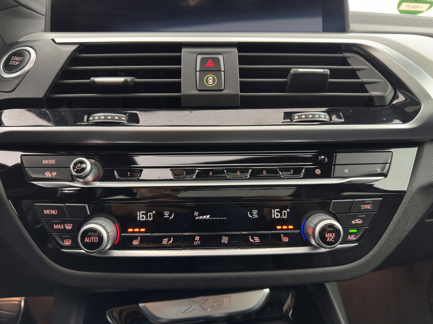 BMW X3 xDrive30e M-Sportpack Business Edition Plus (INCL-BTW) *PANO | LUXURY-LEATHER | FULL-LED | DIGI-COCKPIT | HIFI-SOUND | CARPLAY | DAB+ | HEATED-SPORTSEATS | AMBIENT-LIGHT | PRIVACY-GLASS | SHIFT-PADDLES | TOWBAR | 19''ALU*