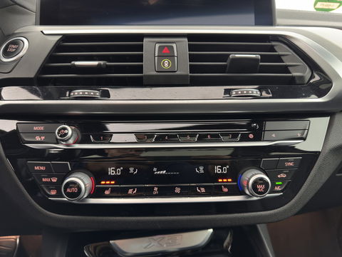 BMW X3 xDrive30e M-Sportpack Business Edition Plus (INCL-BTW) *PANO | LUXURY-LEATHER | FULL-LED | DIGI-COCKPIT | HIFI-SOUND | CARPLAY | DAB+ | HEATED-SPORTSEATS | AMBIENT-LIGHT | PRIVACY-GLASS | SHIFT-PADDLES | TOWBAR | 19''ALU*