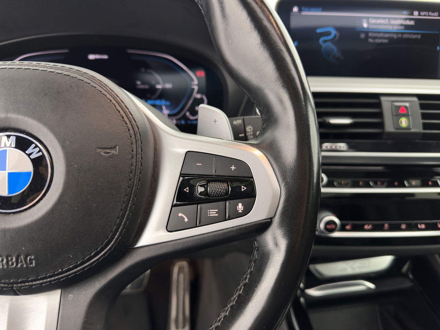 BMW X3 xDrive30e M-Sportpack Business Edition Plus (INCL-BTW) *PANO | LUXURY-LEATHER | FULL-LED | DIGI-COCKPIT | HIFI-SOUND | CARPLAY | DAB+ | HEATED-SPORTSEATS | AMBIENT-LIGHT | PRIVACY-GLASS | SHIFT-PADDLES | TOWBAR | 19''ALU*