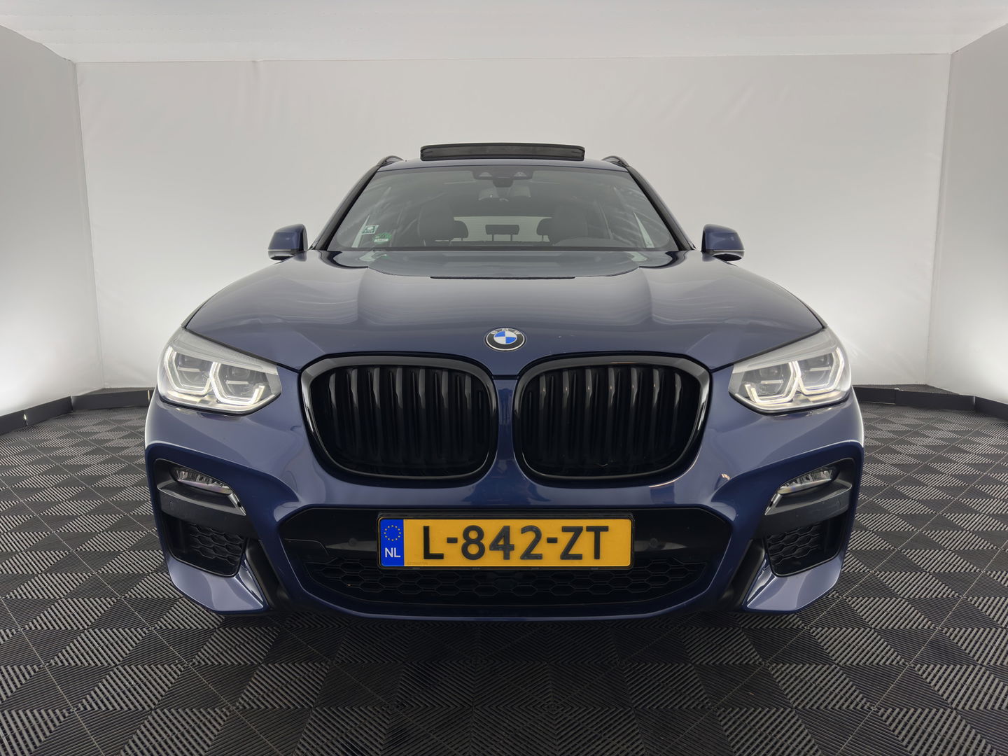 BMW X3 xDrive30e M-Sportpack Business Edition Plus (INCL-BTW) *PANO | LUXURY-LEATHER | FULL-LED | DIGI-COCKPIT | HIFI-SOUND | CARPLAY | DAB+ | HEATED-SPORTSEATS | AMBIENT-LIGHT | PRIVACY-GLASS | SHIFT-PADDLES | TOWBAR | 19''ALU*