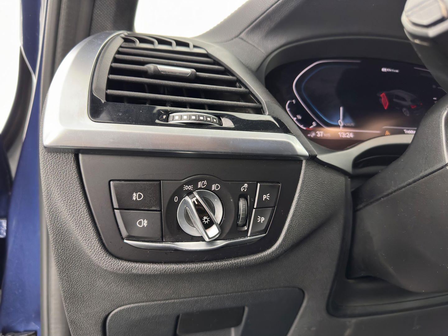 BMW X3 xDrive30e M-Sportpack Business Edition Plus (INCL-BTW) *PANO | LUXURY-LEATHER | FULL-LED | DIGI-COCKPIT | HIFI-SOUND | CARPLAY | DAB+ | HEATED-SPORTSEATS | AMBIENT-LIGHT | PRIVACY-GLASS | SHIFT-PADDLES | TOWBAR | 19''ALU*