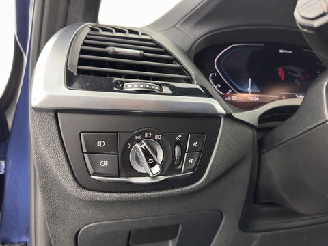 BMW X3 xDrive30e M-Sportpack Business Edition Plus (INCL-BTW) *PANO | LUXURY-LEATHER | FULL-LED | DIGI-COCKPIT | HIFI-SOUND | CARPLAY | DAB+ | HEATED-SPORTSEATS | AMBIENT-LIGHT | PRIVACY-GLASS | SHIFT-PADDLES | TOWBAR | 19''ALU*