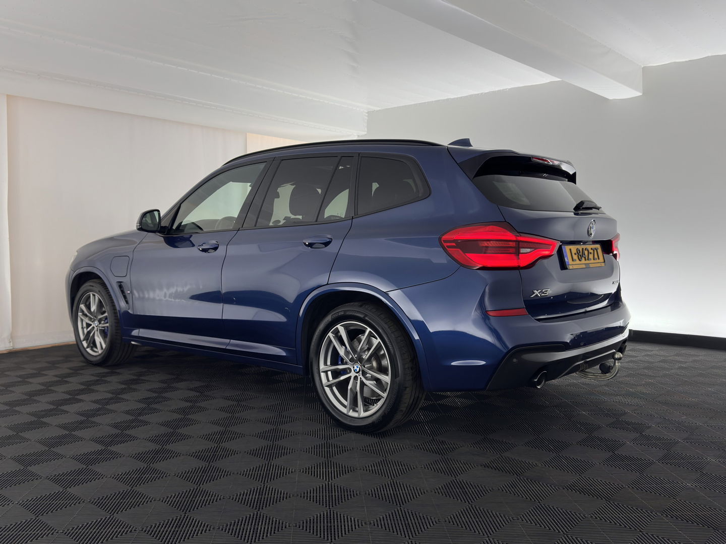 BMW X3 xDrive30e M-Sportpack Business Edition Plus (INCL-BTW) *PANO | LUXURY-LEATHER | FULL-LED | DIGI-COCKPIT | HIFI-SOUND | CARPLAY | DAB+ | HEATED-SPORTSEATS | AMBIENT-LIGHT | PRIVACY-GLASS | SHIFT-PADDLES | TOWBAR | 19''ALU*