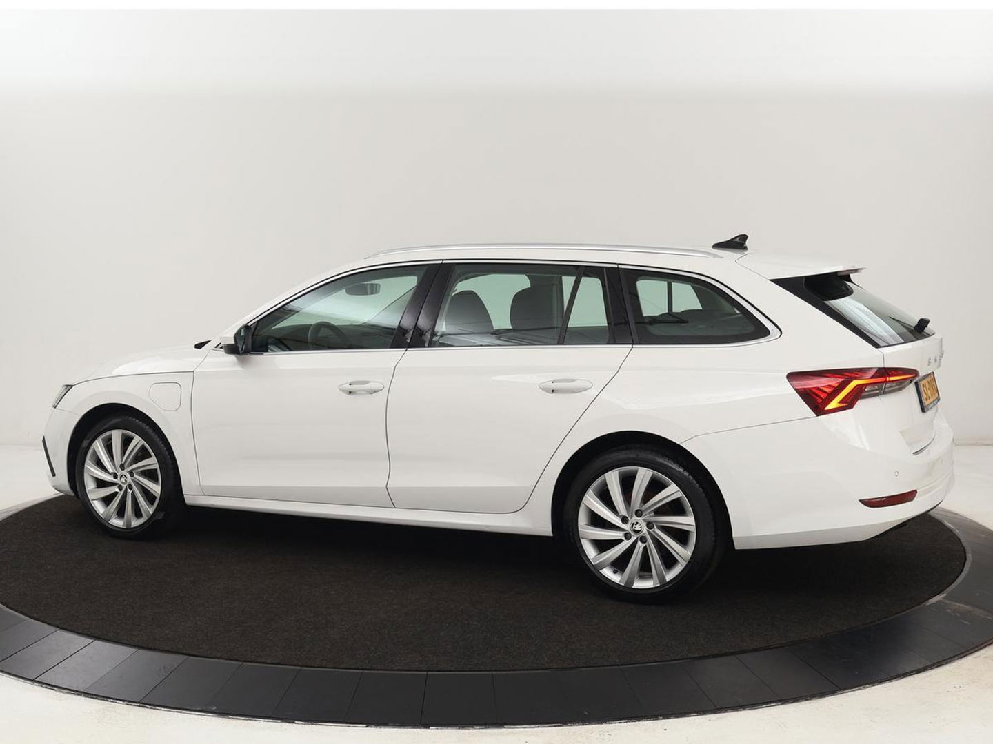 Škoda Octavia 1.4 TSI iV PHEV Business Edition | Stoelverwarming | Carplay | Full LED | Keyless | Sfeerverlichting | Digital Cockpit | Climate control | Cruise control | Parkeerhulp | Plug In