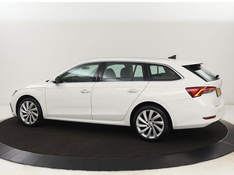 Škoda Octavia 1.4 TSI iV PHEV Business Edition | Stoelverwarming | Carplay | Full LED | Keyless | Sfeerverlichting | Digital Cockpit | Climate control | Cruise control | Parkeerhulp | Plug In