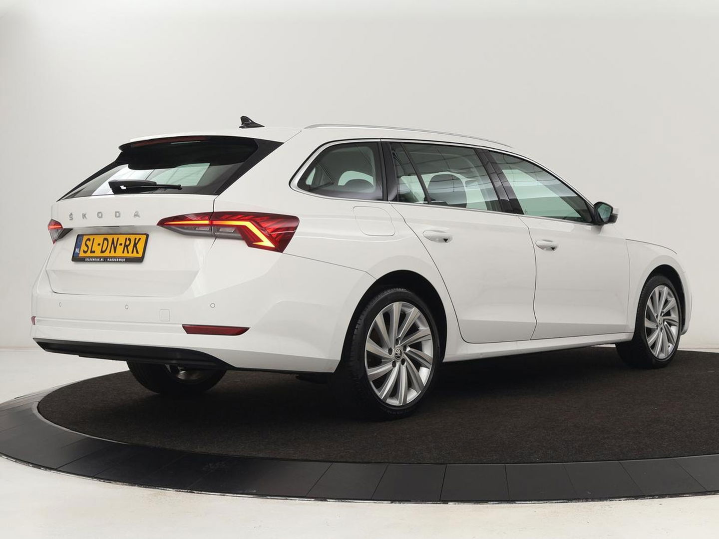 Škoda Octavia 1.4 TSI iV PHEV Business Edition | Stoelverwarming | Carplay | Full LED | Keyless | Sfeerverlichting | Digital Cockpit | Climate control | Cruise control | Parkeerhulp | Plug In