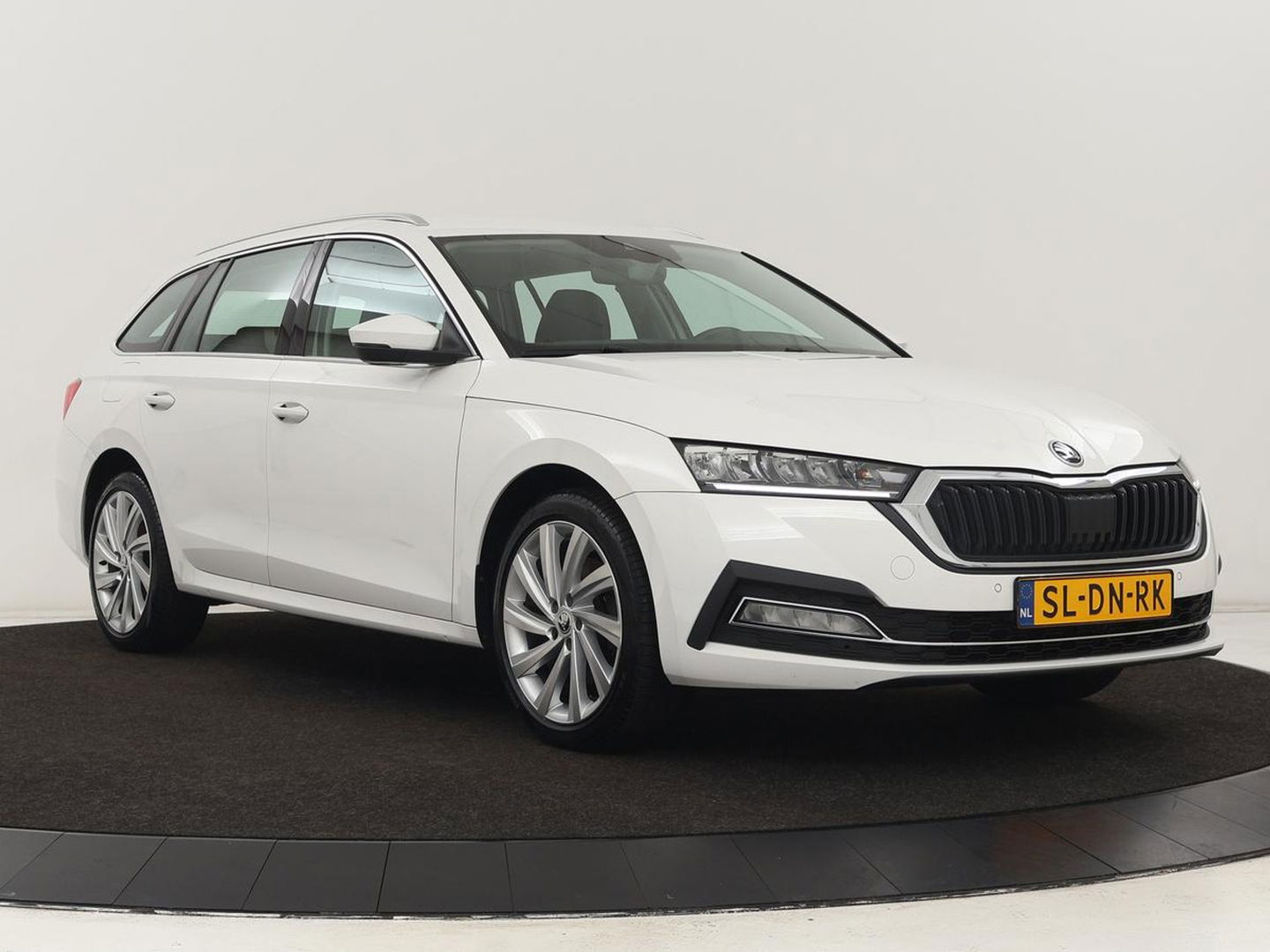 Škoda Octavia 1.4 TSI iV PHEV Business Edition | Stoelverwarming | Carplay | Full LED | Keyless | Sfeerverlichting | Digital Cockpit | Climate control | Cruise control | Parkeerhulp | Plug In