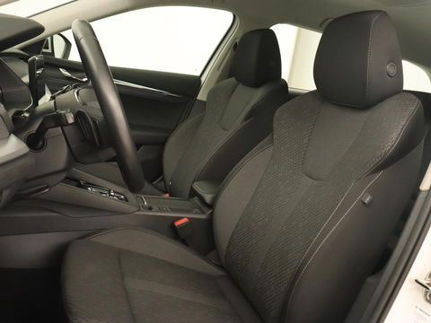 Škoda Octavia 1.4 TSI iV PHEV Business Edition | Stoelverwarming | Carplay | Full LED | Keyless | Sfeerverlichting | Digital Cockpit | Climate control | Cruise control | Parkeerhulp | Plug In
