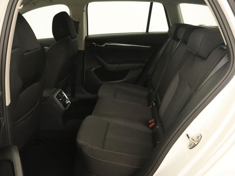Škoda Octavia 1.4 TSI iV PHEV Business Edition | Stoelverwarming | Carplay | Full LED | Keyless | Sfeerverlichting | Digital Cockpit | Climate control | Cruise control | Parkeerhulp | Plug In