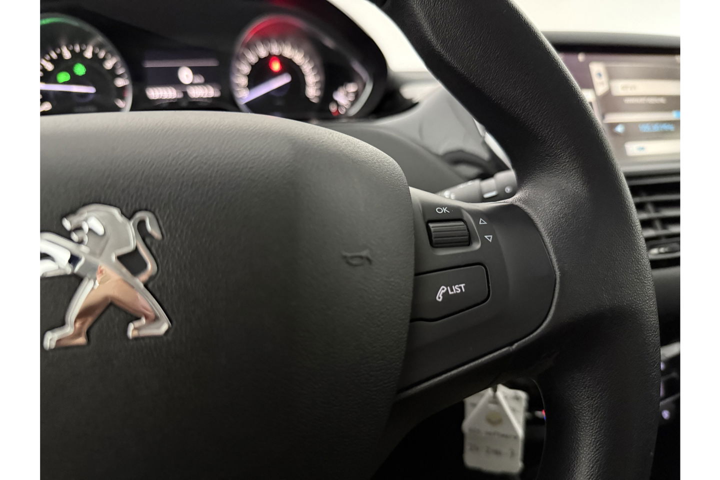 Peugeot 208 1.2 VTi Envy | Clima | Cruise | Navigatie | Parkeersensoren