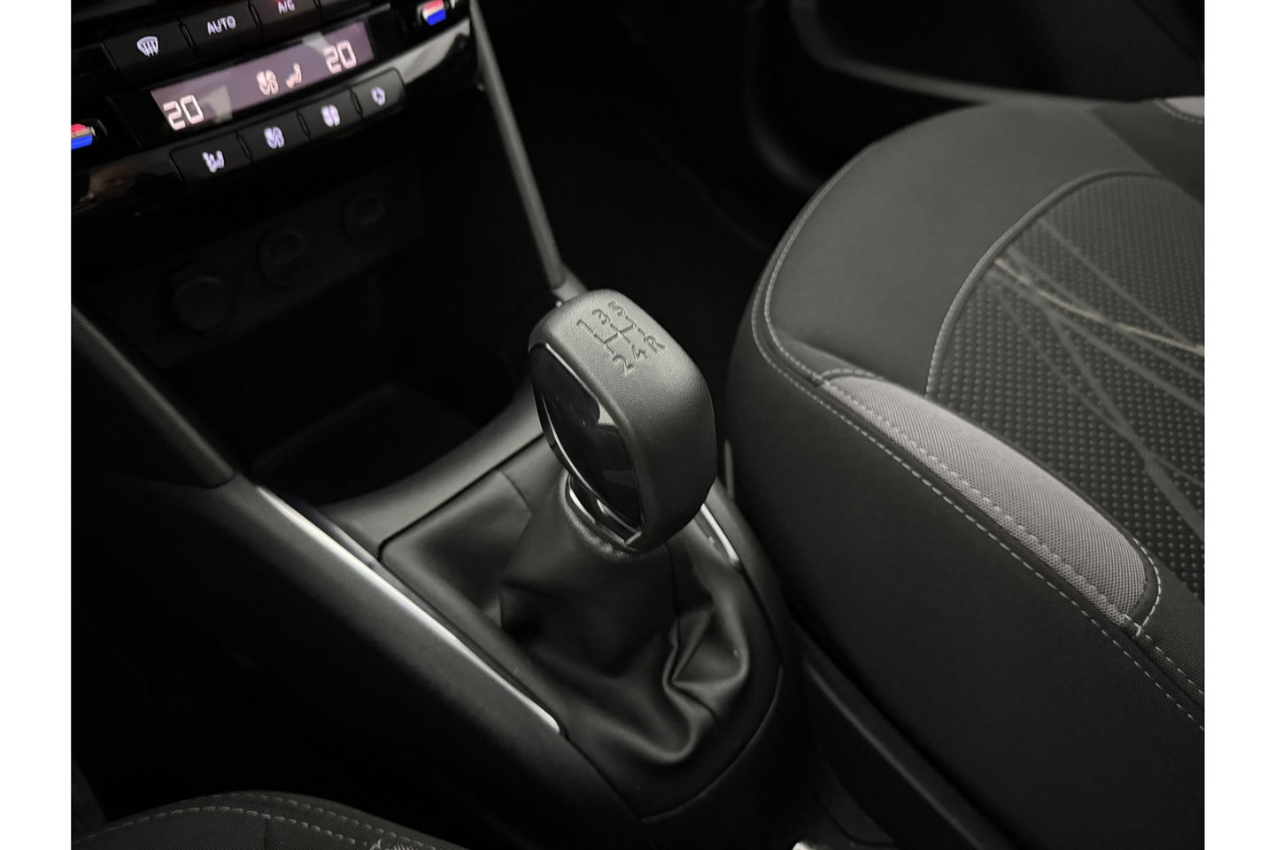 Peugeot 208 1.2 VTi Envy | Clima | Cruise | Navigatie | Parkeersensoren