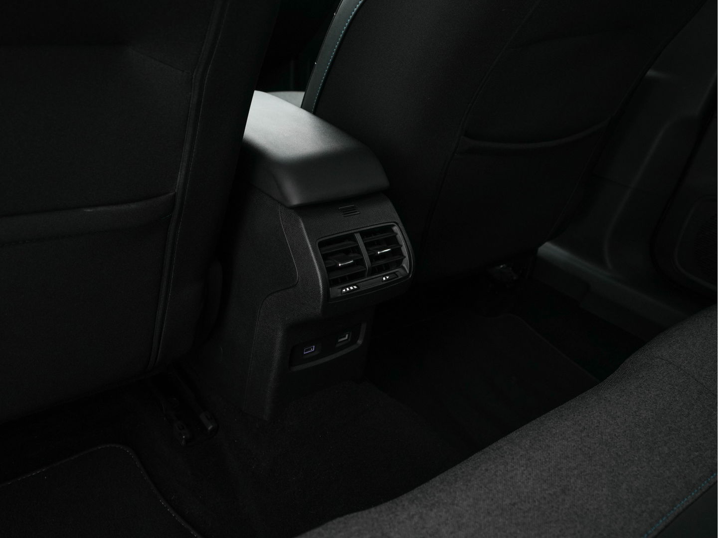 Citroën Ë-C4 Shine 50 kWh [ 3-Fase ] Aut *HEAD-UP | FULL-LED | LEATHER-MICROFIBRE | CAMERA | DIGI-COCKPIT | NAVI-FULLMAP | KEYLESS | COMFORT-SEATS | ECC | LANE-ASSIST | PDC | CCS-FASTLOADER | CRUISE | CARPLAY | 18''ALU*