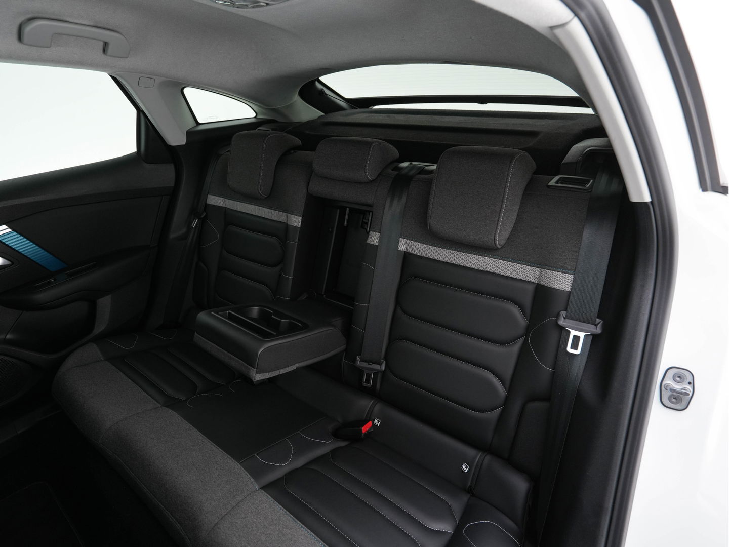 Citroën Ë-C4 Shine 50 kWh [ 3-Fase ] Aut *HEAD-UP | FULL-LED | LEATHER-MICROFIBRE | CAMERA | DIGI-COCKPIT | NAVI-FULLMAP | KEYLESS | COMFORT-SEATS | ECC | LANE-ASSIST | PDC | CCS-FASTLOADER | CRUISE | CARPLAY | 18''ALU*