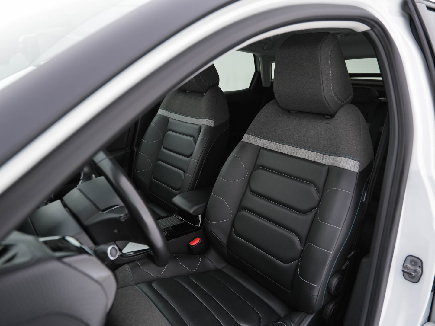 Citroën Ë-C4 Shine 50 kWh [ 3-Fase ] Aut *HEAD-UP | FULL-LED | LEATHER-MICROFIBRE | CAMERA | DIGI-COCKPIT | NAVI-FULLMAP | KEYLESS | COMFORT-SEATS | ECC | LANE-ASSIST | PDC | CCS-FASTLOADER | CRUISE | CARPLAY | 18''ALU*