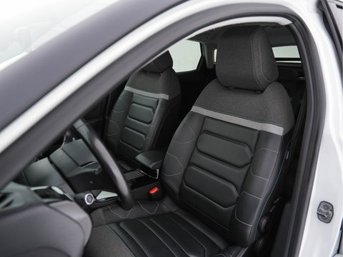 Citroën Ë-C4 Shine 50 kWh [ 3-Fase ] Aut *HEAD-UP | FULL-LED | LEATHER-MICROFIBRE | CAMERA | DIGI-COCKPIT | NAVI-FULLMAP | KEYLESS | COMFORT-SEATS | ECC | LANE-ASSIST | PDC | CCS-FASTLOADER | CRUISE | CARPLAY | 18''ALU*