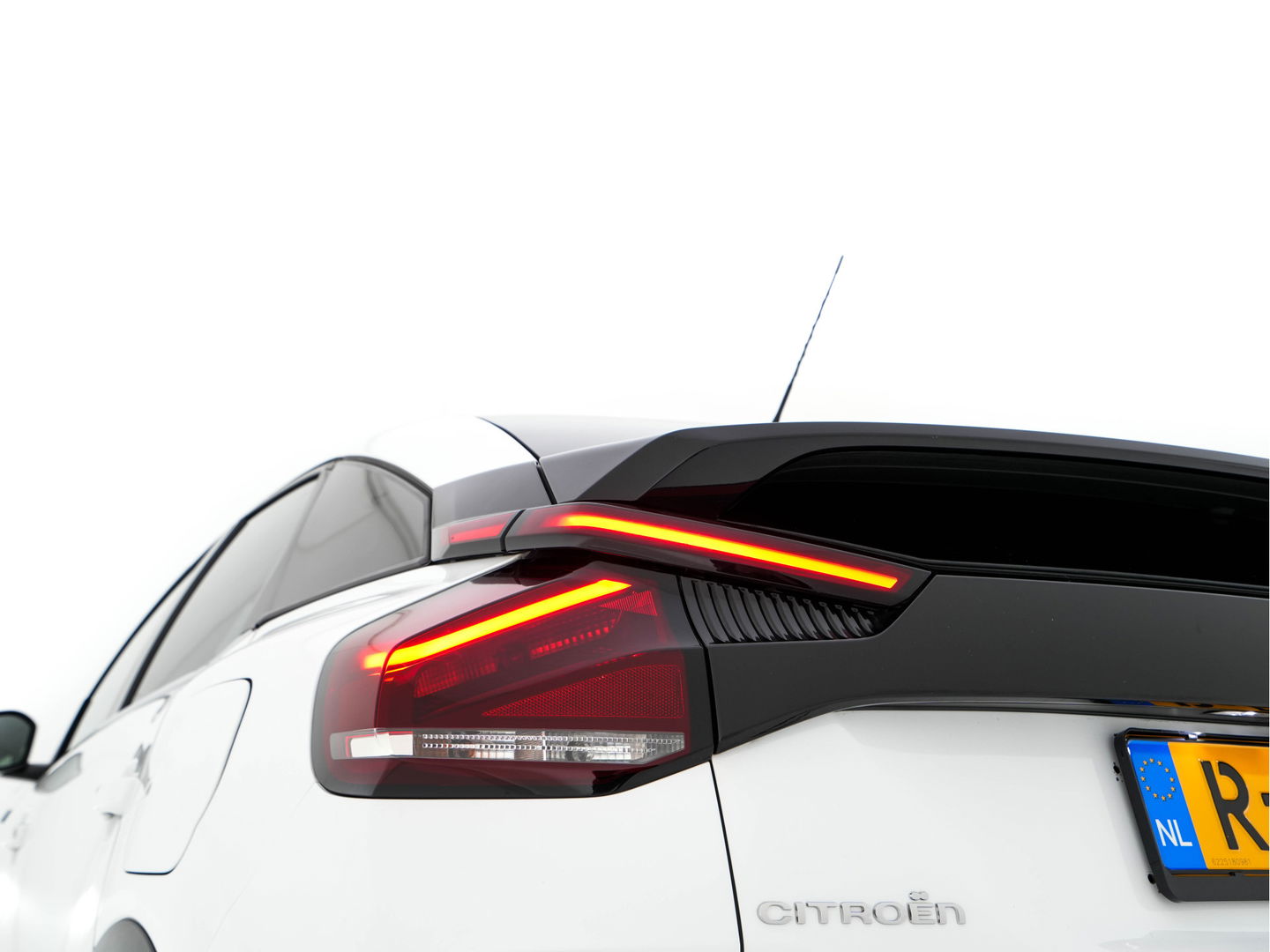 Citroën Ë-C4 Shine 50 kWh [ 3-Fase ] Aut *HEAD-UP | FULL-LED | LEATHER-MICROFIBRE | CAMERA | DIGI-COCKPIT | NAVI-FULLMAP | KEYLESS | COMFORT-SEATS | ECC | LANE-ASSIST | PDC | CCS-FASTLOADER | CRUISE | CARPLAY | 18''ALU*