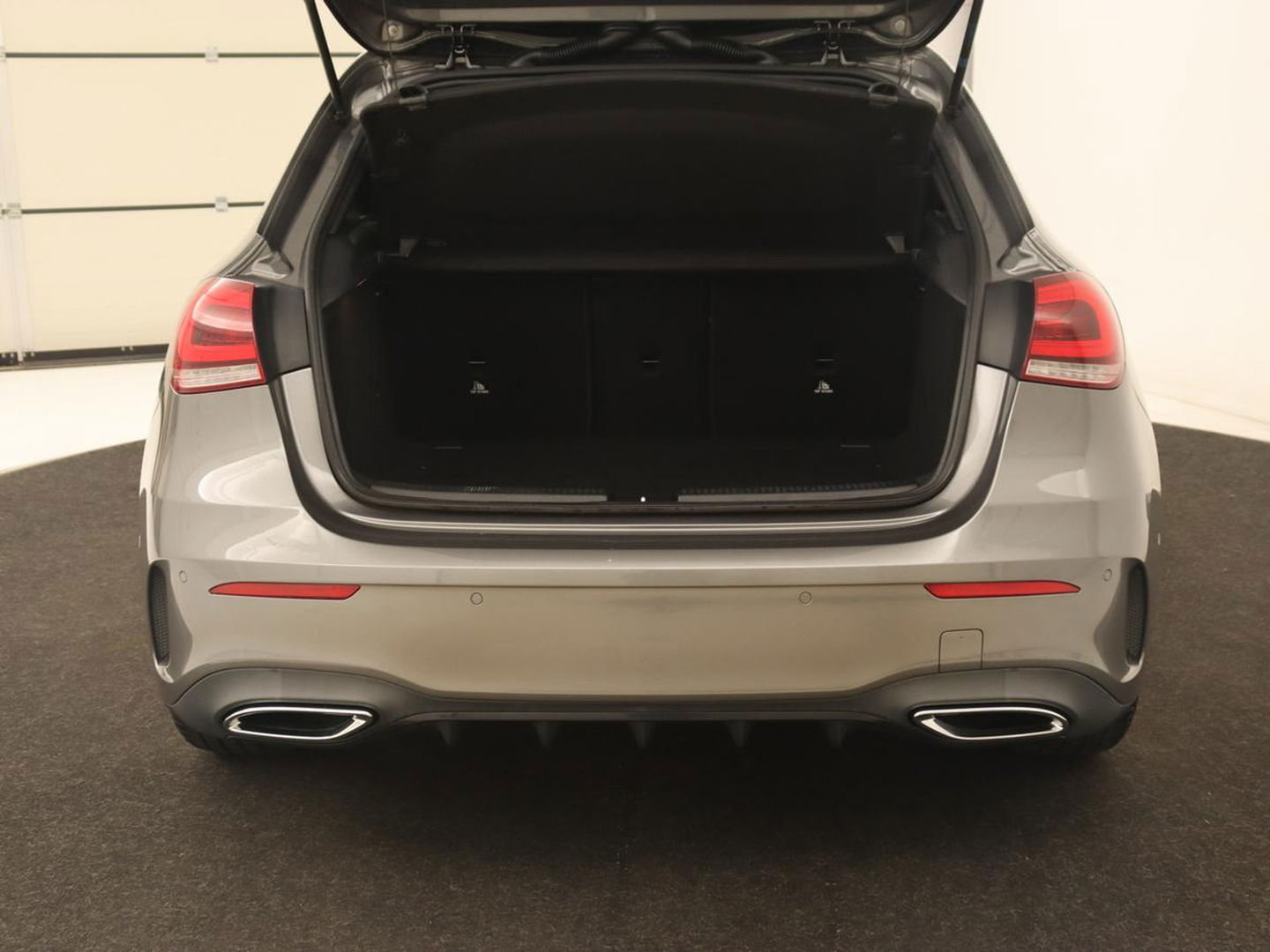 Mercedes-Benz A-Klasse 180 Business Solution AMG | Panoramadak | Stoelverwarming | Leder/Alcantara | Navigatie | Park Assist | Camera | Widescreen | Full LED