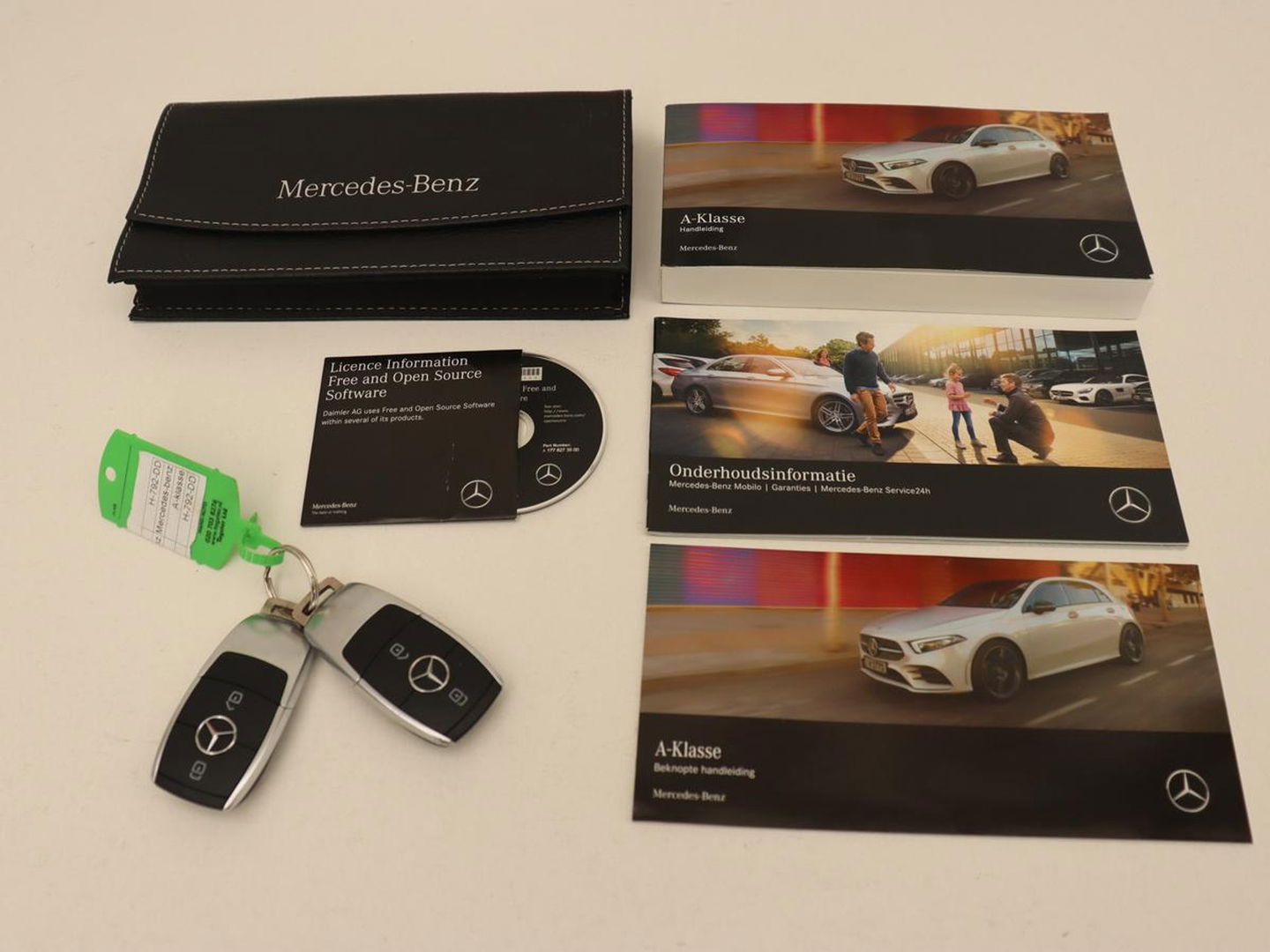 Mercedes-Benz A-Klasse 180 Business Solution AMG | Panoramadak | Stoelverwarming | Leder/Alcantara | Navigatie | Park Assist | Camera | Widescreen | Full LED
