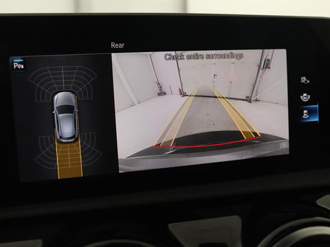 Mercedes-Benz A-Klasse 180 Business Solution AMG | Panoramadak | Stoelverwarming | Leder/Alcantara | Navigatie | Park Assist | Camera | Widescreen | Full LED