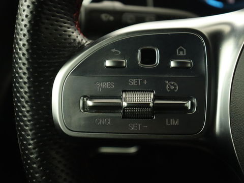 Mercedes-Benz A-Klasse 180 Business Solution AMG | Panoramadak | Stoelverwarming | Leder/Alcantara | Navigatie | Park Assist | Camera | Widescreen | Full LED