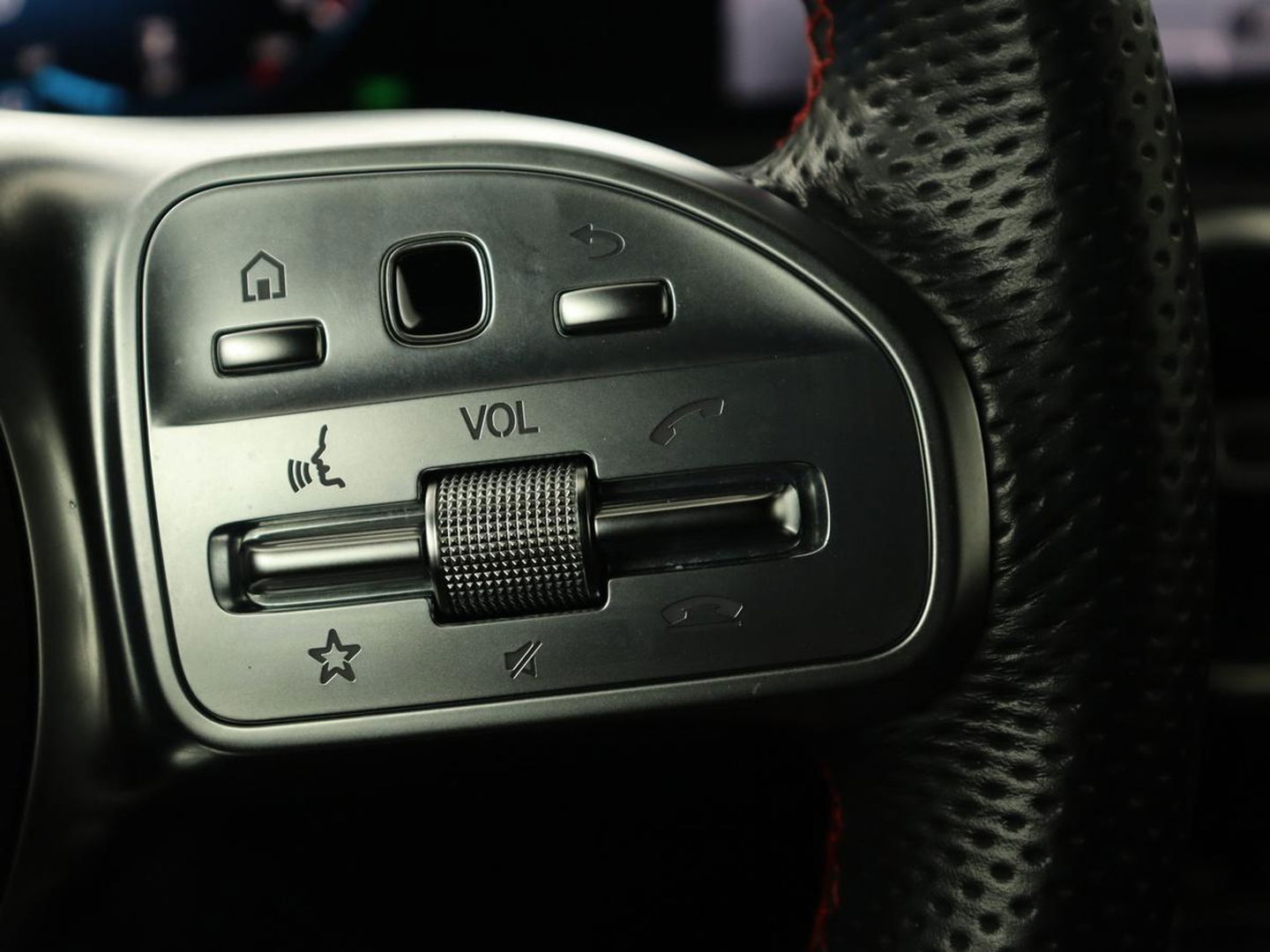 Mercedes-Benz A-Klasse 180 Business Solution AMG | Panoramadak | Stoelverwarming | Leder/Alcantara | Navigatie | Park Assist | Camera | Widescreen | Full LED