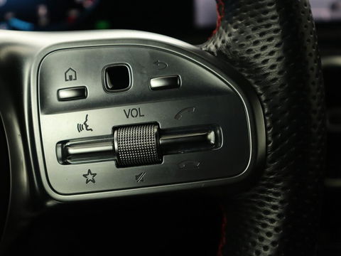 Mercedes-Benz A-Klasse 180 Business Solution AMG | Panoramadak | Stoelverwarming | Leder/Alcantara | Navigatie | Park Assist | Camera | Widescreen | Full LED