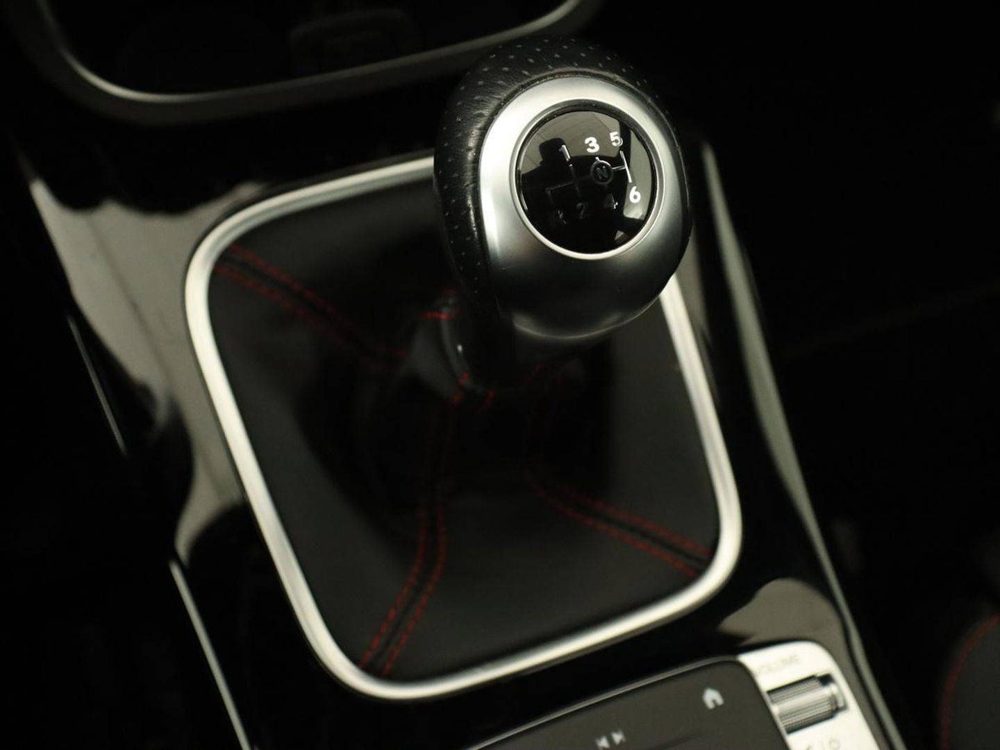 Mercedes-Benz A-Klasse 180 Business Solution AMG | Panoramadak | Stoelverwarming | Leder/Alcantara | Navigatie | Park Assist | Camera | Widescreen | Full LED